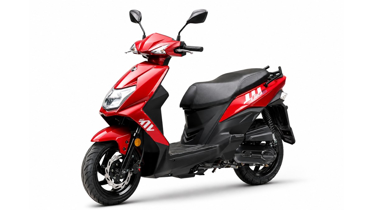Scooter 50cc rouge vu de trois quarts sur fond clair pour illustrer la comparaison avec un 125cc