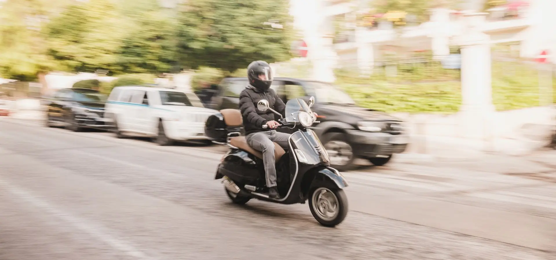 Scooter 50cc en circulation urbaine