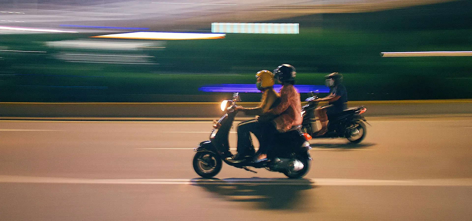 Scooters en circulation dans une ville française