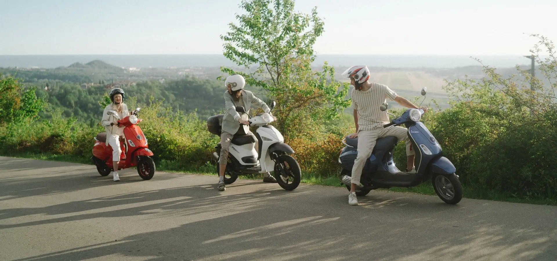 Étudiant conduisant un scooter en ville